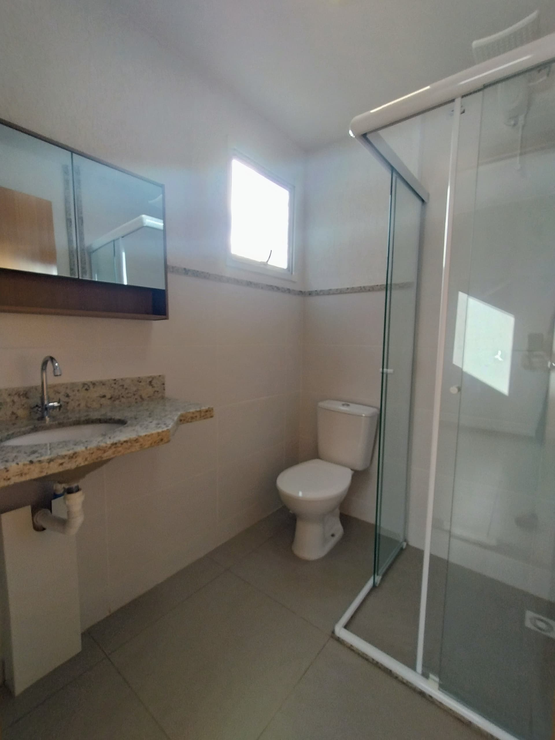 Banheiro da suíte com box e armário